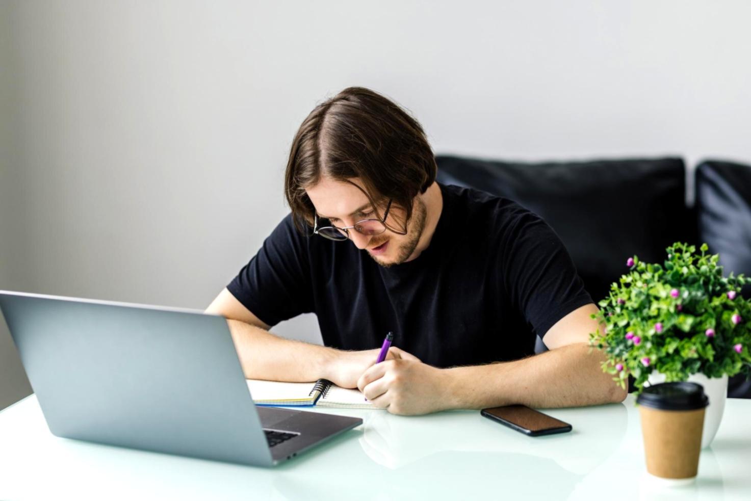 Teilnehmer beim gemeinsamen Lernen im Finanzworkshop
